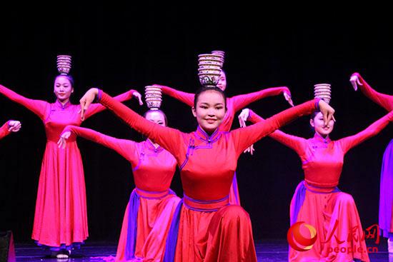 內蒙古藝術學院舞蹈演員表演的群舞《祝福》拉開了“草原之聲”演出的帷幕。