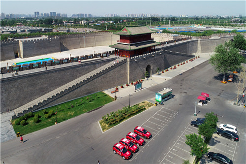 ”沿習(xí)之路“采訪車隊在正定縣古城南門下的免費(fèi)停車場。-河寧 攝(無人機(jī)航拍)_副本.jpg