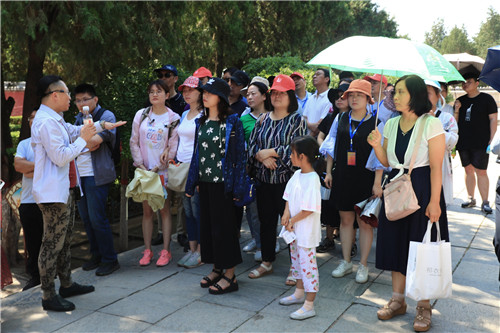 外地游客在正定縣文物游覽點有序參觀。-河寧 攝.jpg