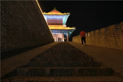 為了保護(hù)文物，消減火災(zāi)隱患，正定縣的旅游點，參觀者必須接受禁帶火種檢查。-河寧 攝.jpg